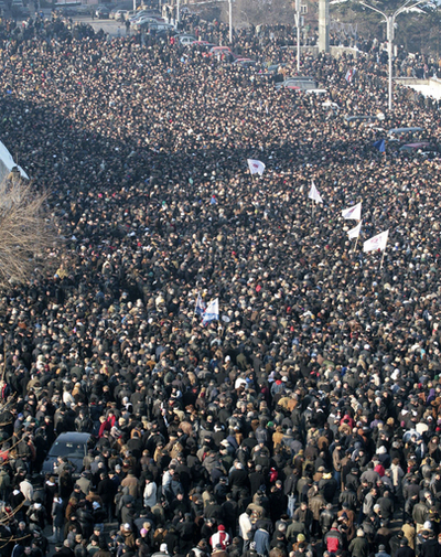 グルジア野党が数万人規模の集会、大統領選の結果に抗議