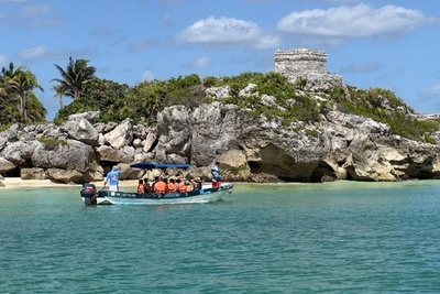 青緑色の海に古代マヤ文明遺跡、人気のビーチリゾート メキシコ
