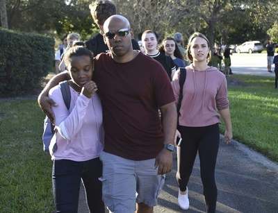 「返事をして」「1文字でいいから」米高校銃乱射事件、父親が必死のメール