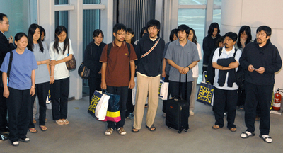 タリバンから解放の韓国人グループ、健康状態に異常なし