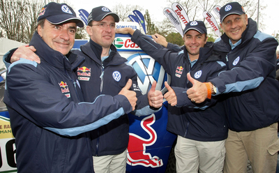 中欧ラリーの参加者が車検に臨む