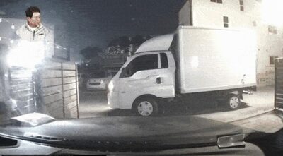 韓国・配達員が駐車車両に宅配荷物をドスン…「ボンネットが傷ついた」車の持ち主とトラブル