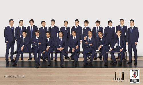 今年のテーマは勝負服 ダンヒル Samurai Blue 18年モデル発売へ 写真2枚 ファッション ニュースならmode Press Powered By Afpbb News