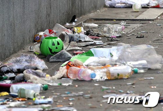 30日午前、事故現場がまだ整理されていない様子だ(c)news1