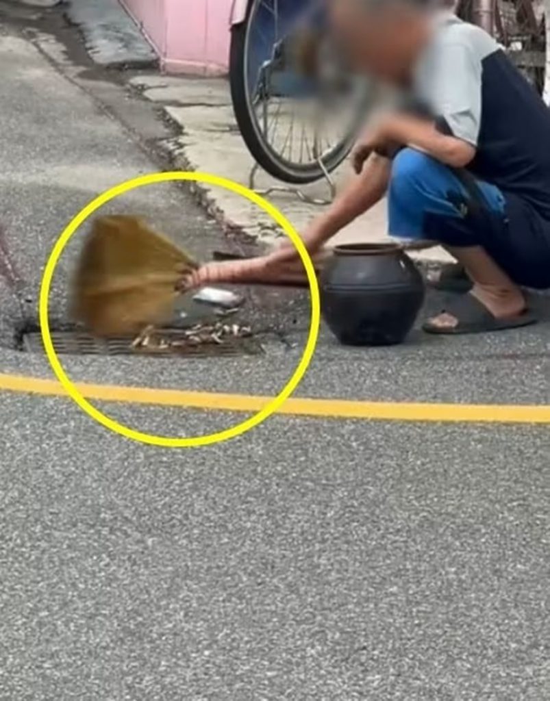 大雨で浸水した後、道路の排水口に煙草の吸い殻を流し込む男性の姿＝オンラインコミュニティ「ボベドリーム」(c)news1