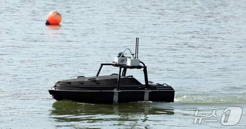 ソウル・麻浦区の望遠漢江公園にある漢江警察隊望遠治安センターで、水上ドローン「GeoSonar FB-2」が行方不明者の捜索技術を実演している＝2026年9月29日(c)news1