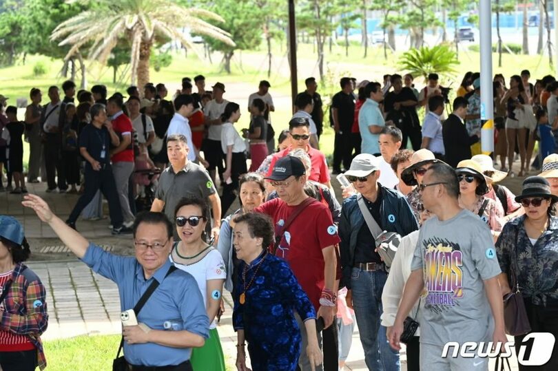 中国籍クルーズ船「ブルードリームスター号」から下船する観光客(c)news1