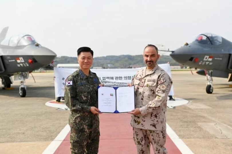 KF-21包括協力に関する意向書を手に記念撮影=韓国空軍提供(c)MONEYTODAY