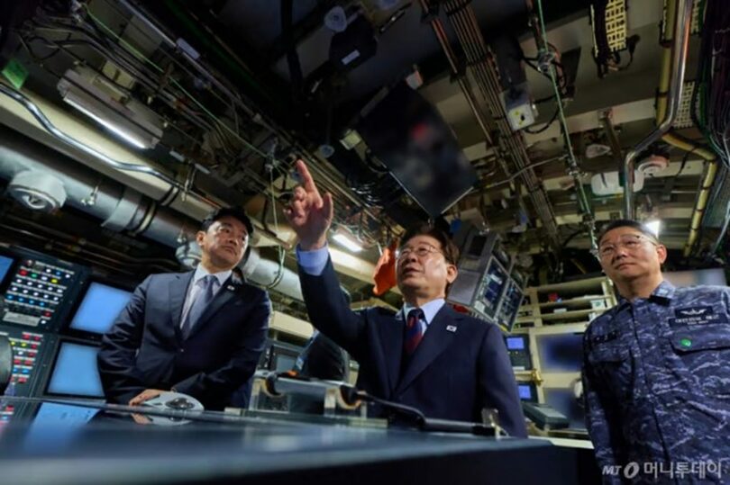 3000トン級潜水艦「申采浩」を訪れ、備えを点検しているイ・ジェミョン（李在明）大統領＝大統領府提供(c)MONEYTODAY