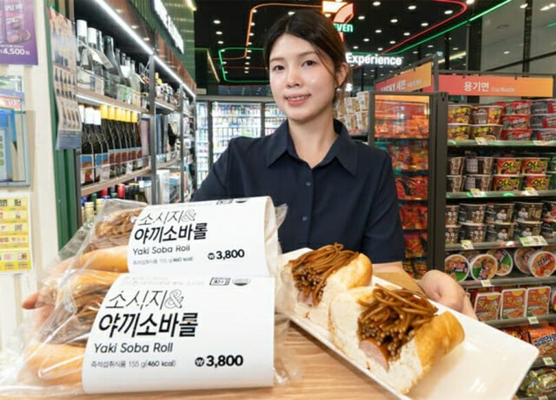 セブンイレブンのソーセージ＆焼きそばロール＝コリアセブン(c)KOREA WAVE