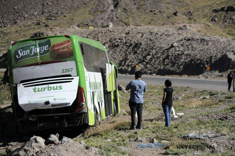 南米最高峰近くでバス横転、19人死亡 アルゼンチン