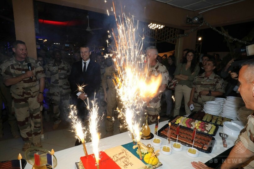 マクロン大統領、バルカン作戦のフランス兵らと「クリスマスディナー」