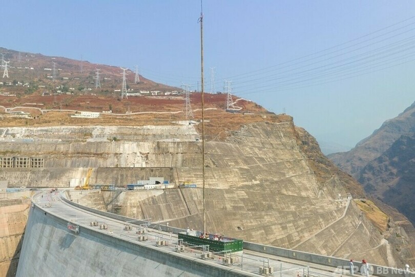 中国の白鶴灘ダム 長さ36.74メートルのボーリングコアを採取