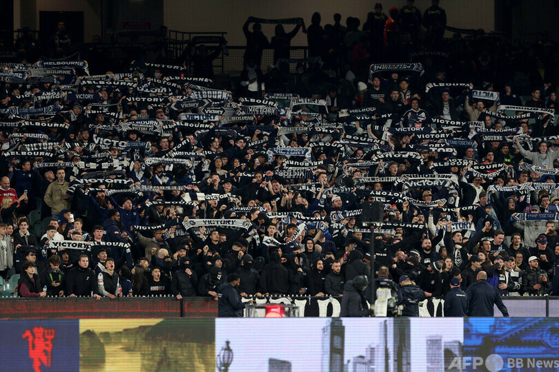 豪ダービーで「衝撃的」光景 ファン乱入でGK襲う