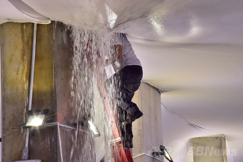 天井から洪水！サッカーW杯会場メディアセンターが水浸しに