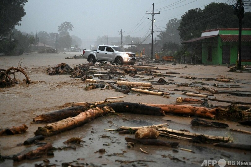 中米直撃の大型ハリケーン、熱帯低気圧に 少なくとも3人死亡