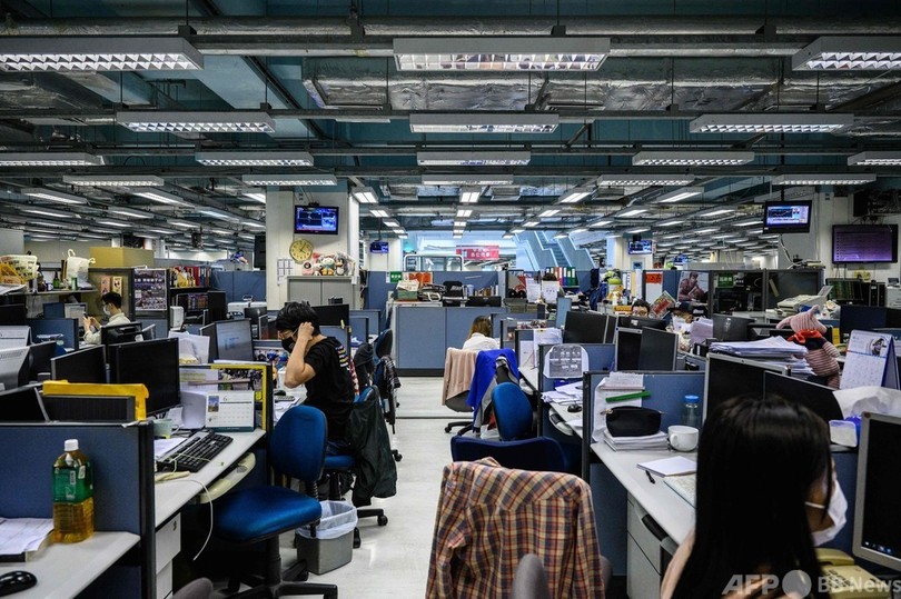 香港警察、蘋果日報編集長ら幹部5人逮捕 国安法違反容疑