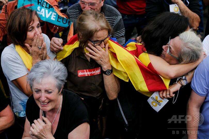 独立宣言、交錯する歓喜と不安 バルセロナ市民の声