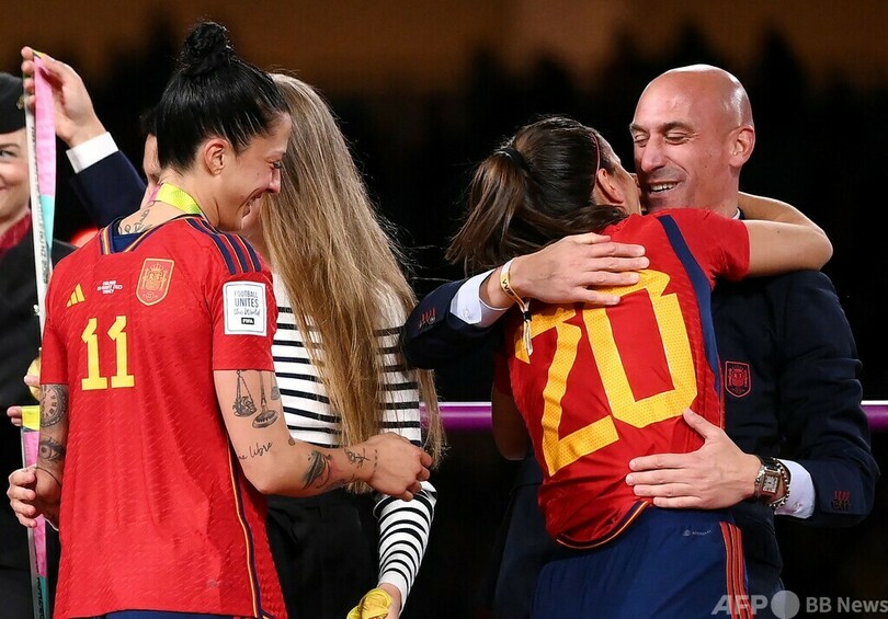 スペイン連盟会長が選手の唇にキス、批判の声もエルモソは擁護 女子W杯