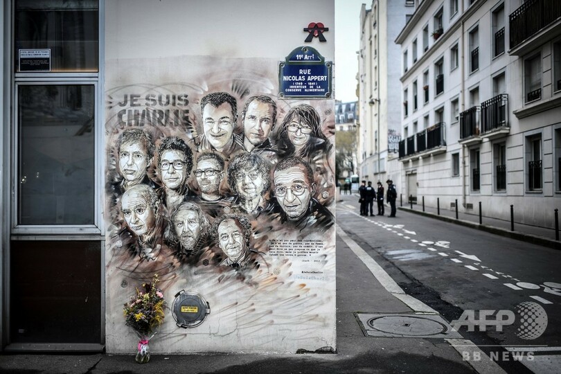 仏紙シャルリー、表紙に「斬首された共和国」 教師殺害で