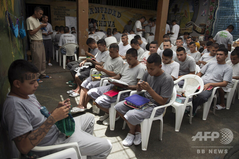 刑務所で編み物にパン作り、元ギャング社会復帰への道 エルサルバドル【再掲】