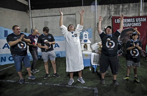 マラドーナ教 の信者 崇拝する神しのぶ 存命なら61歳の誕生日 写真9枚 国際ニュース Afpbb News