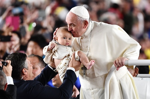 ローマ教皇、東京ドームでミサ 競争社会に警鐘