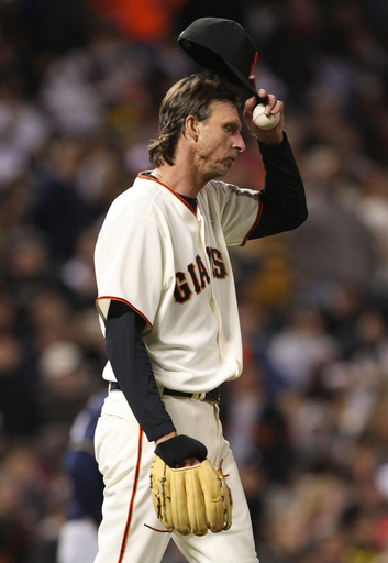 MLB サンフランシスコジャイアンツ　ランディジョンソン Randy Johnson in serious mode at Japan-US baseball game