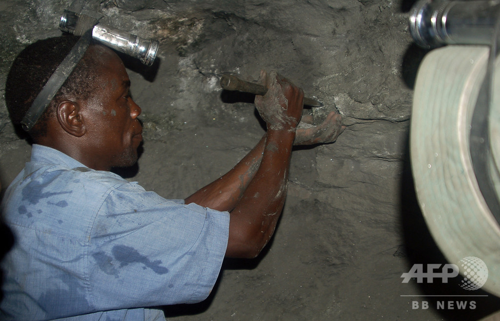 史上最大のタンザナイト原石発見、一夜にして億万長者に 写真5枚 国際ニュース：AFPBB News