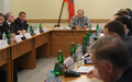 ロシアのピカリョボ（Pikalevo）で会議に出席するウラジーミル・プーチン（Vladimir Putin）ロシア首相（中央）と新興財閥の実業家ら（2009年6月4日撮影）。(c)AFP/RIA NOVOSTI/ALEXEY NIKOLSKY
