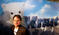 2008年3月2日、ベルリン（Berlin）で、ドキュメンタリー映画『Knut und seine Freunde（クヌートと仲間たち）』のプレミア上映会に登場した監督のMichael Johnson氏。(c)AFP/DDP/SASCHA SCHUERMANN