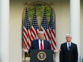 米ホワイトハウスで新型コロナウイルスに関する定例会見に臨むドナルド・トランプ大統領（中央）とマイク・ペンス副大統領（2020年4月27日撮影、資料写真）。(c)MANDEL NGAN / AFP