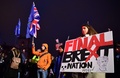 ロンドンの英議会前で、英国の欧州連合（EU）離脱に反対するデモを行う人々（2019年1月15日撮影）。(c)Ben STANSALL / AFP
