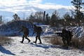 ウクライナの首都キエフ近郊で訓練を受けるウクライナ軍の予備役（2021年12月25日撮影）。(c)Sergei SUPINSKY / AFP