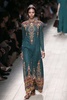 フランス・パリ市内で発表された「ヴァレンティノ（VALENTINO）」14年春夏コレクション（2013年10月1日撮影）。(c)AFP/PATRICK KOVARIK