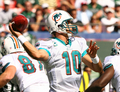 パスを出すドルフィンズのQBトレント・グリーン（%%Trent Green%%、中央）。(c)AFP/Getty Images Al Bello
