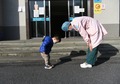 浙江省紹興市中心医院で退院に際し向かい合って深々とお辞儀をする3歳の患者と看護師の女性（2020年2月22日撮影）。(c)Xinhua News