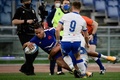 ラグビーシックスネーションズ第1節、イタリア対フランス。2本目のトライを決めるフランスのテディ・トマ（左、2021年2月6日撮影）。(c)Filippo MONTEFORTE/ AFP