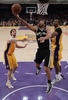 12-13NBAは26日、プレーオフ1回戦（7回戦制）が各地で行われ、サンアントニオ・スパーズ（San Antonio Spurs）が120-89でロサンゼルス・レイカーズ（Los Angeles Lakers）を下し、3連勝を飾った。

レイアップシュートを狙うサンアントニオ・スパーズのコーリー･ジョセフ（Cory Joseph、中央、2013年4月26日撮影）。(c)AFP/Getty Images/Jeff Gross