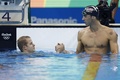リオデジャネイロ五輪、競泳男子200メートルバタフライ決勝。金メダルを獲得し、タマーシュ・ケンデレシ（左）と握手を交わすマイケル・フェルプス（2016年8月9日撮影）。(c)AFP/Odd Andersen