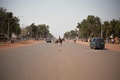 中央アフリカの首都バンギで、道路を馬で横断するスマイラ・ザカリア・メジーダさん（2020年1月23日撮影）。(c)FLORENT VERGNES / AFP