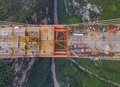 中国南西部・貴州省畢節付近で、建設が進められる北盤江大橋（2016年9月10日撮影）。(c)AFP