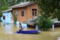 タイ南部ナラティワット県で、浸水した道路をボートで進む住民（2022年12月19日撮影）。(c)Madaree TOHLALA / AFP