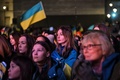 英ロンドンのトラファルガー広場で、ロシアのウクライナ侵攻開始から1年を翌日に控え開かれた集会に参加した人々（2023年2月23日撮影）。(c)JUSTIN TALLIS / AFP