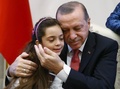 トルコの首都アンカラの大統領府で、レジェプ・タイップ・エルドアン大統領（右）に頬ずりされるバナ・アベドさん。トルコ大統領府提供（2016年12月21日撮影・公開）。(c)AFP/Turkish Presidential Press Office/KAYHAN OZER