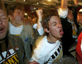 写真は28日、ボゴタ（Bogota）でウリベ大統領の勝利を祝う支持者たち。(c)AFP/Rodrigo ARANGUA