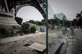 仏パリのエッフェル塔の周囲に設置された防弾ガラス製の壁（2018年6月14日撮影）。(c)AFP PHOTO / Philippe LOPEZ