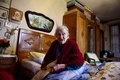 イタリア北部のベルバニアで、AFPカメラマンの撮影に応じる116歳のエマ・モラノさん（2016年5月14日撮影）。(c)AFP/OLIVIER MORIN