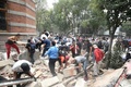 メキシコの首都メキシコ市で、地震により損壊した建物のがれきを撤去する人々（2017年9月19日撮影）。(c)AFP/Alfredo ESTRELLA