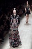 フランス・パリ市内で発表された「ヴァレンティノ（VALENTINO）」14年春夏コレクション（2013年10月1日撮影）。(c)AFP/PATRICK KOVARIK